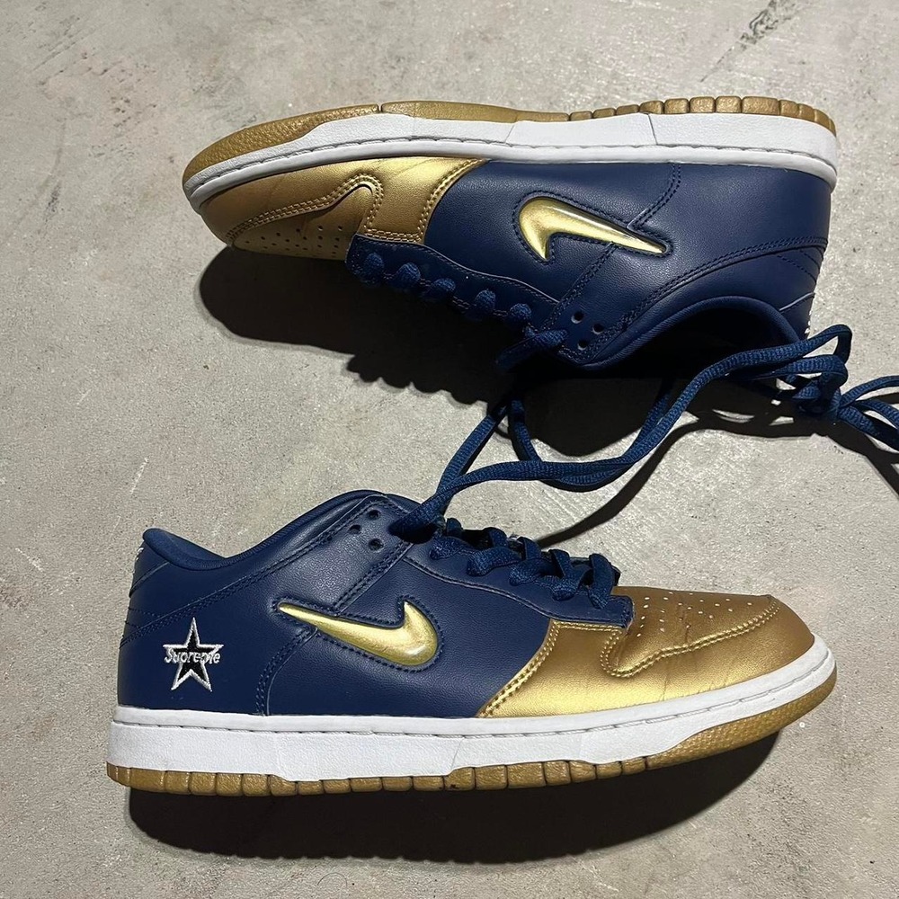 2019 Nike SB Dunk Low X Supreme size 8